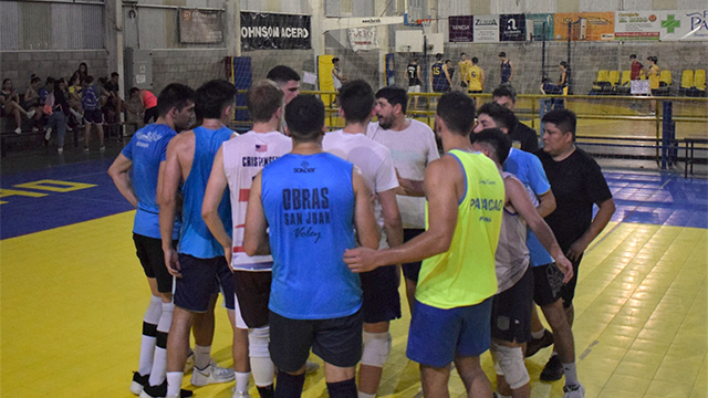 La plantilla de Paracao se entrena para la Liga de Vóleibol Argentina.