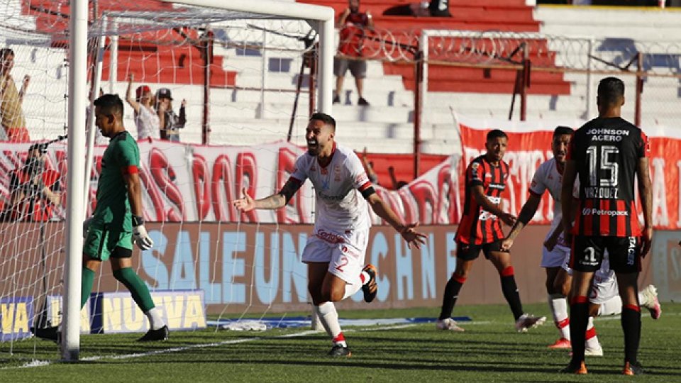 El Rojinegro perdió sobre el final en Parque de los Patricios.