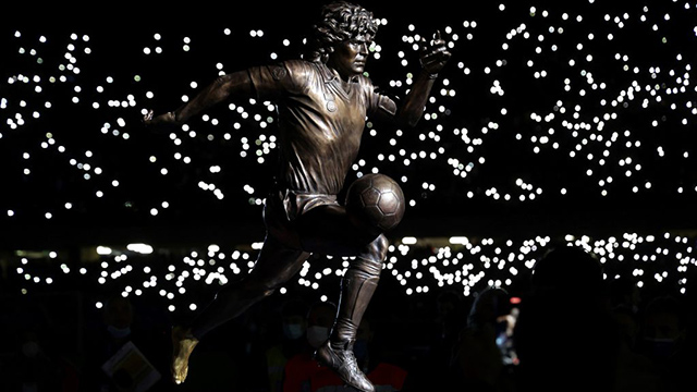 La impresionante estatua de Diego Maradona que presentó Napoli.