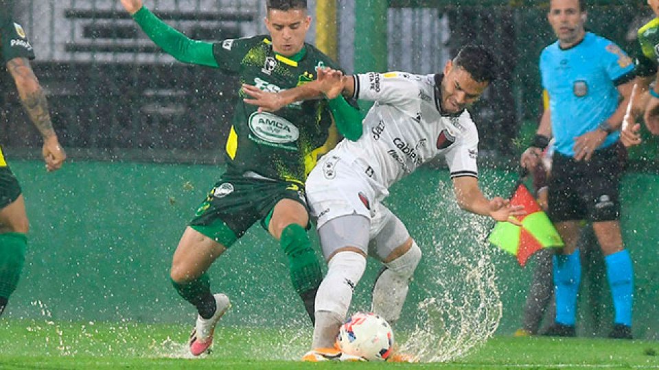 Liga Profesional: Defensa y Justicia y Colón empataron bajo la intensa lluvia.