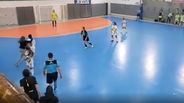 Una espectadora agredió a una jugadora de Boca en Futsal.
