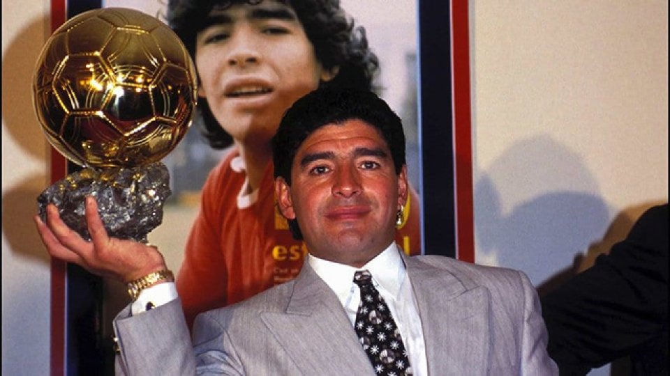 Maradona recibió un cálido homenaje en la ceremonia del Balón de Oro.