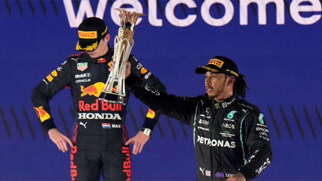 Hamilton le ganó a Verstappen el caótico GP de Arabia Saudita de Fórmula 1.