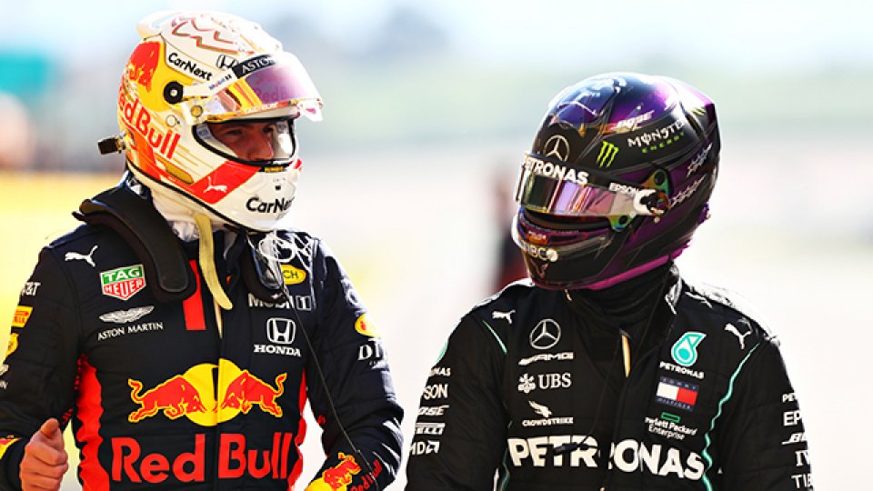 Max Verstappen y Lewis Hamilton definen un mano a mano agresivo.