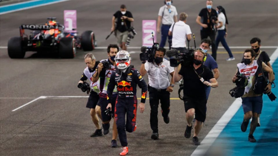 Verstappen corrió a celebrar con el equipo de Red Bull.