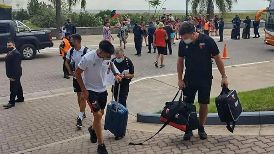 El plantel de Colón fue recibido por los hinchas.