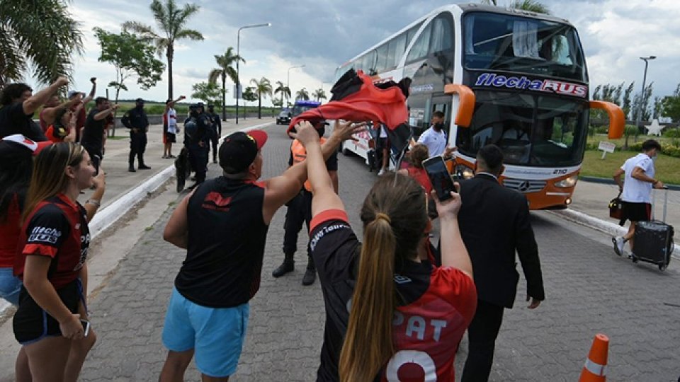 El plantel de Colón fue recibido por los hinchas.