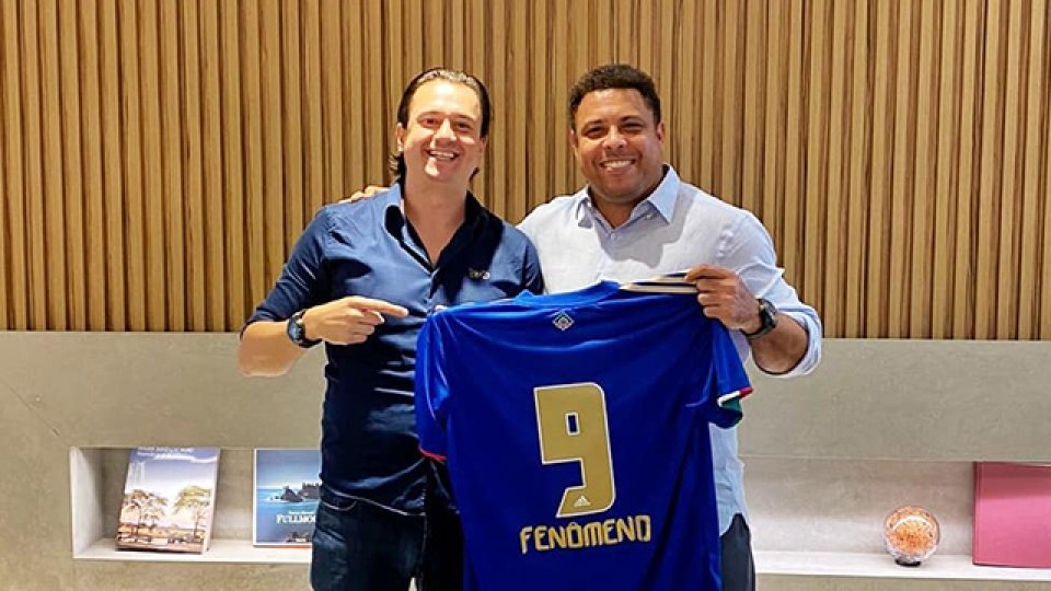 Ronaldo acordó la compra del club Cruzeiro de Brasil.