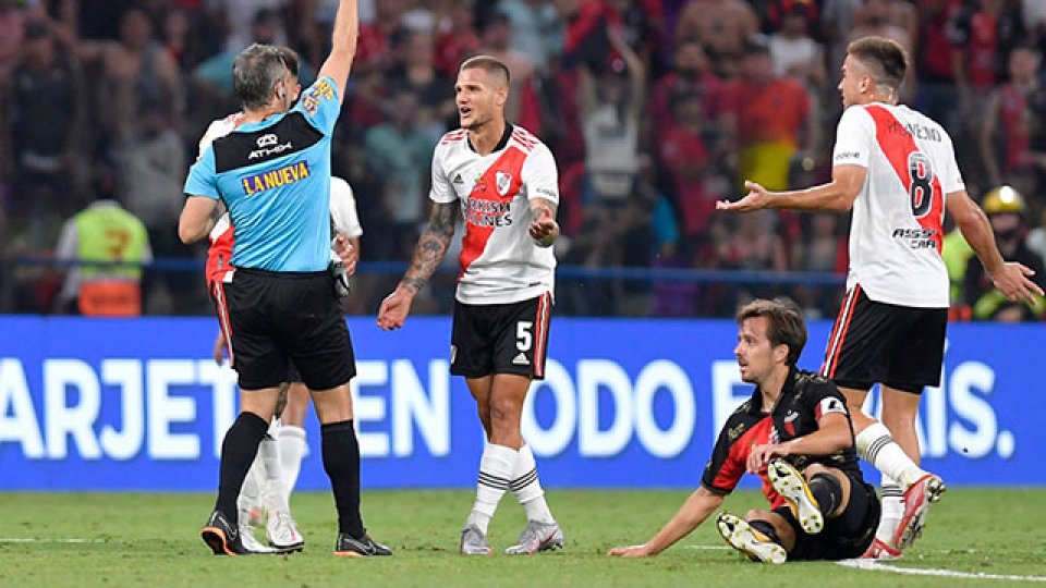 River goleó a Colón de Santa Fe y se quedó con el Trofeo de Campeones.