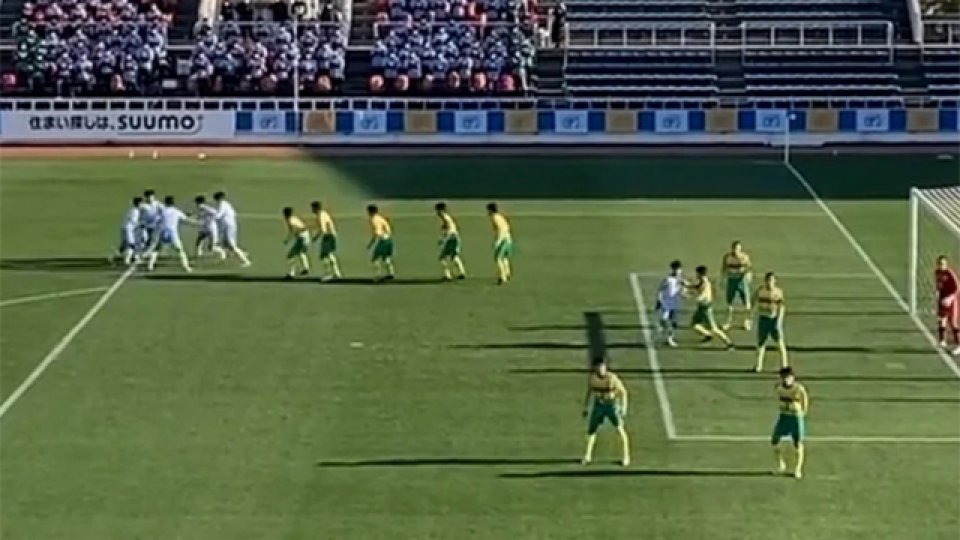 La llamativa jugada preparada en el fútbol de Japón.