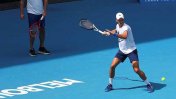 Djokovic volvió a entrenar en Australia mientras investigan si mintió en su declaración