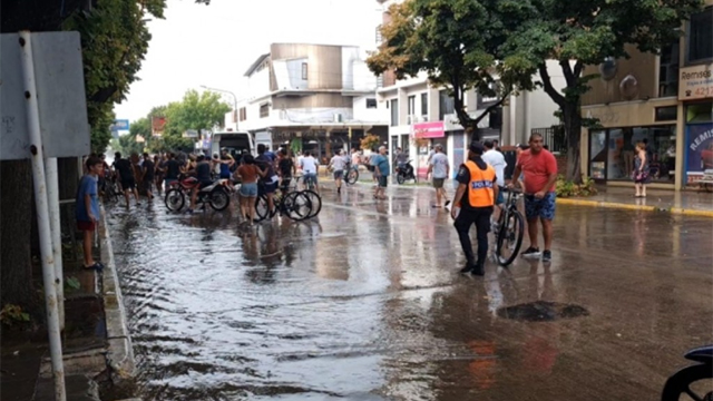 Video: terrible accidente por la lluvia en una carrera de ciclismo con tres heridos