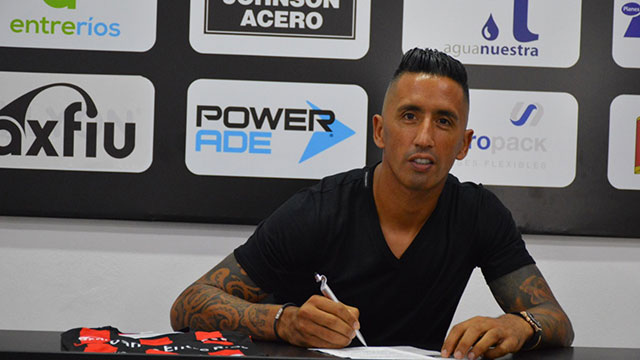 Patronato oficializó la llegada del delantero Lucas Barrios