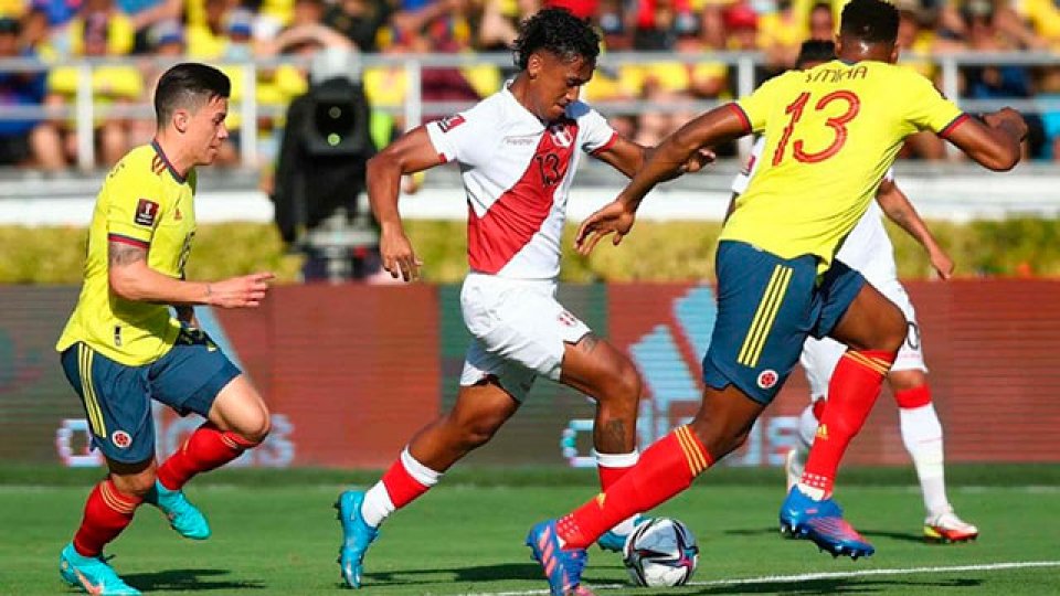 Perú sorprendió a Colombia y lo superó como visitante.