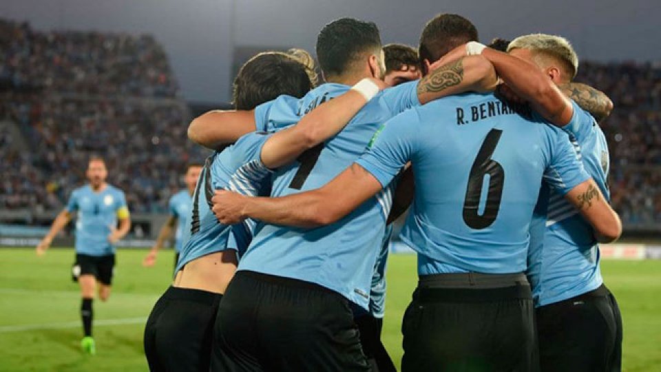 Uruguay goleó a Venezuela y sigue con el sueño intacto para Qatar.