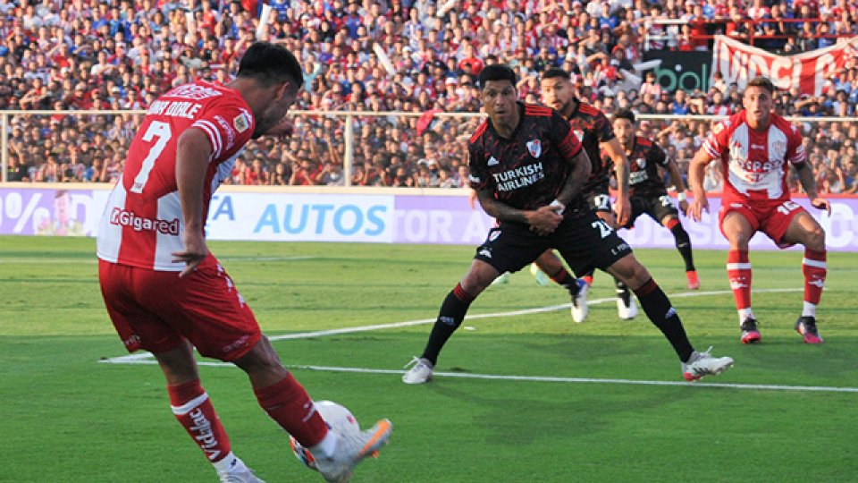 Unión dio la sorpresa y le ganó a River 1-0 en Santa Fe.