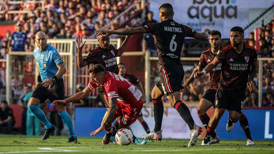 El polémico penal que le dieron a Unión ante River.