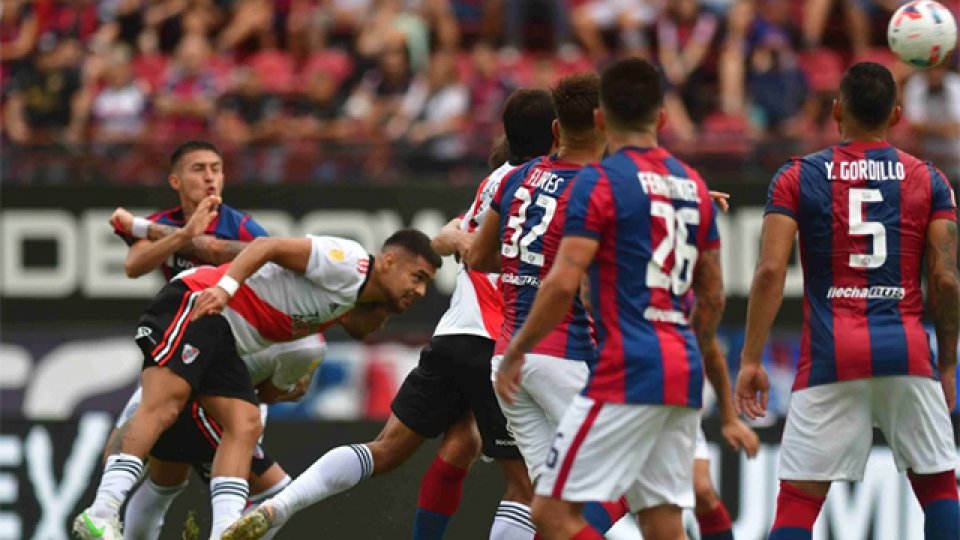 River ganó el clásico y es líder.