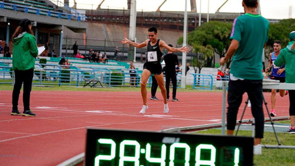 Molina se consagró campeón nacional en 10.000 metros. (Crédito Damián Gasto)