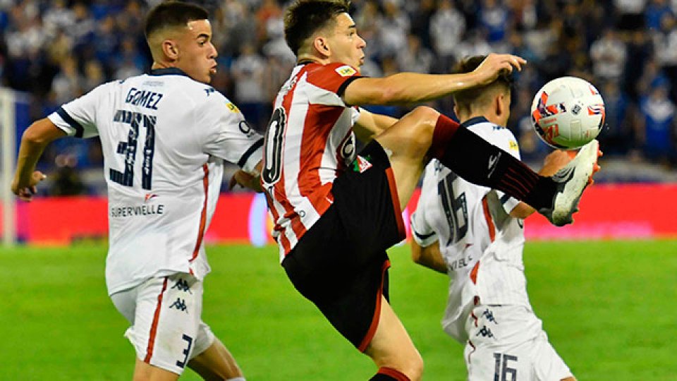 Vélez y Estudiantes cerraron el domingo con un empate.