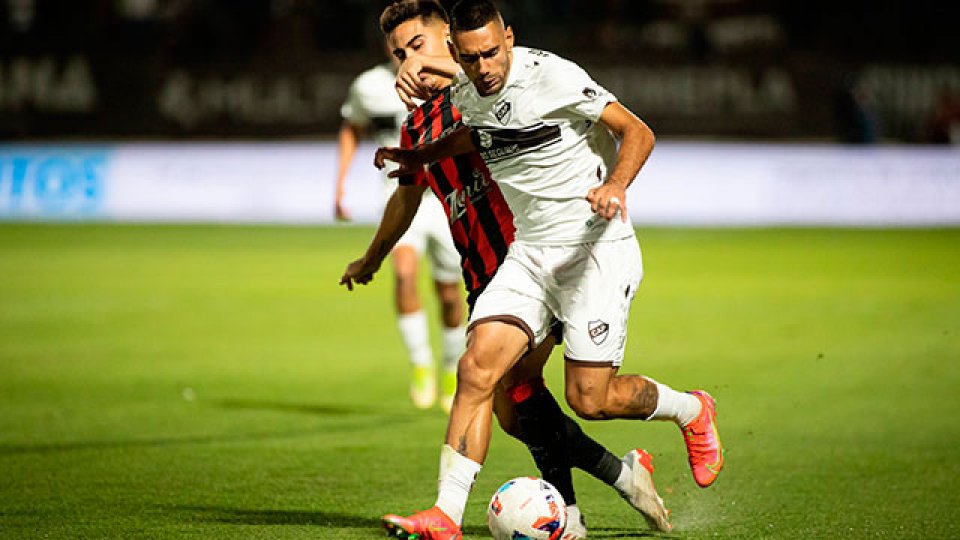 El Rojinegro festejó por primera vez. (@caplatense).