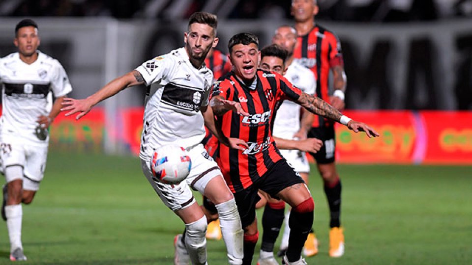 Patronato le ganó a Platense y festejó por primera vez en el debut de Sava.