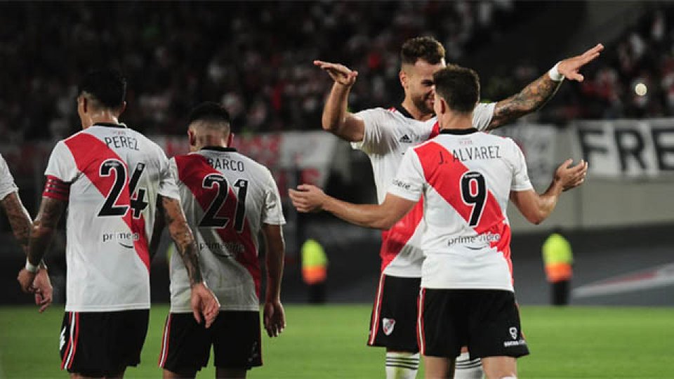 River goleó a Gimnasia con tres penales.