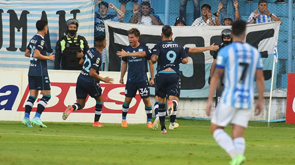 Racing goleó a Atlético Tucumán 4 a 0 y es el único invicto del torneo.