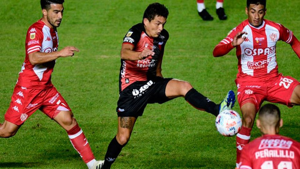 Copa de la Liga: Colón y Unión paralizan Santa Fe en la Fecha de los Clásicos.