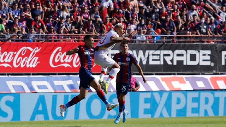 San Lorenzo fue más que Huracán, pero terminaron sin goles.