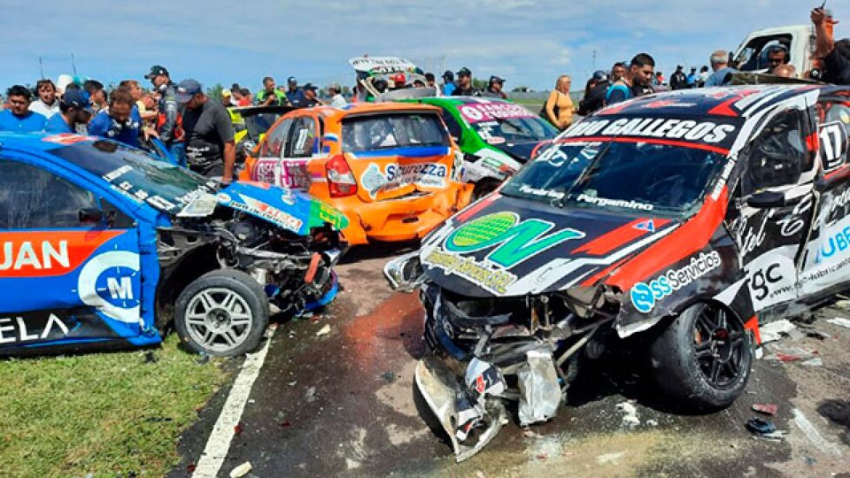 Impactante accidente en la largada de la Clase Dos. (Foto: Campeones)