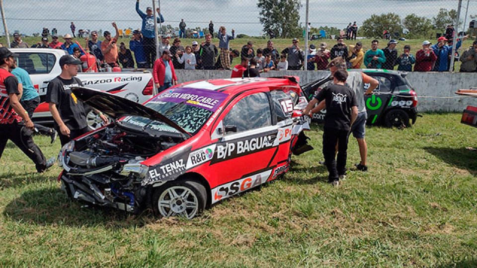 Impactante accidente en la largada de la Clase Dos. (Foto: @mundosportextra)