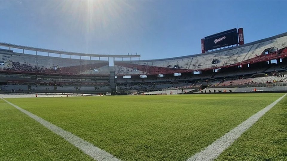 Las puertas del Monumental se abrieron para el ingreso de los hinchas.