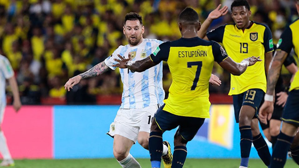 Argentina cerró las eliminatorias con un empate con polémica frente Ecuador.