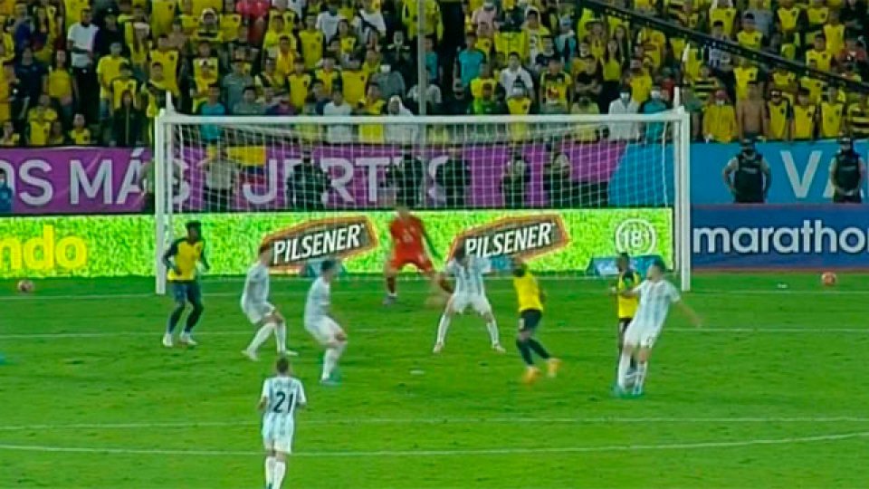 El VAR y el polémico penal a favor de Ecuador ante Argentina.