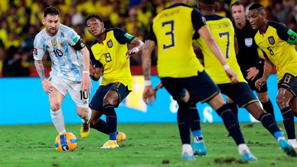 Argentina cerró las eliminatorias con un empate con polémica frente Ecuador.