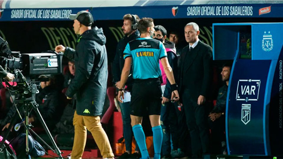 Así fue la primera e histórica intervención del VAR en el fútbol argentino.