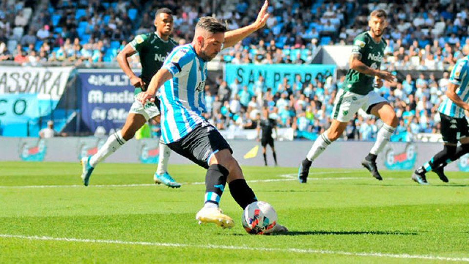 Racing lo dio vuelta, le ganó a Sarmiento y afirmó su liderazgo.