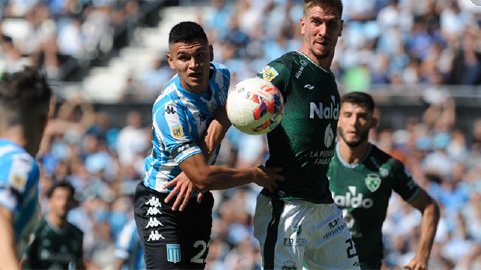 Racing lo dio vuelta, le ganó a Sarmiento y afirmó su liderazgo.