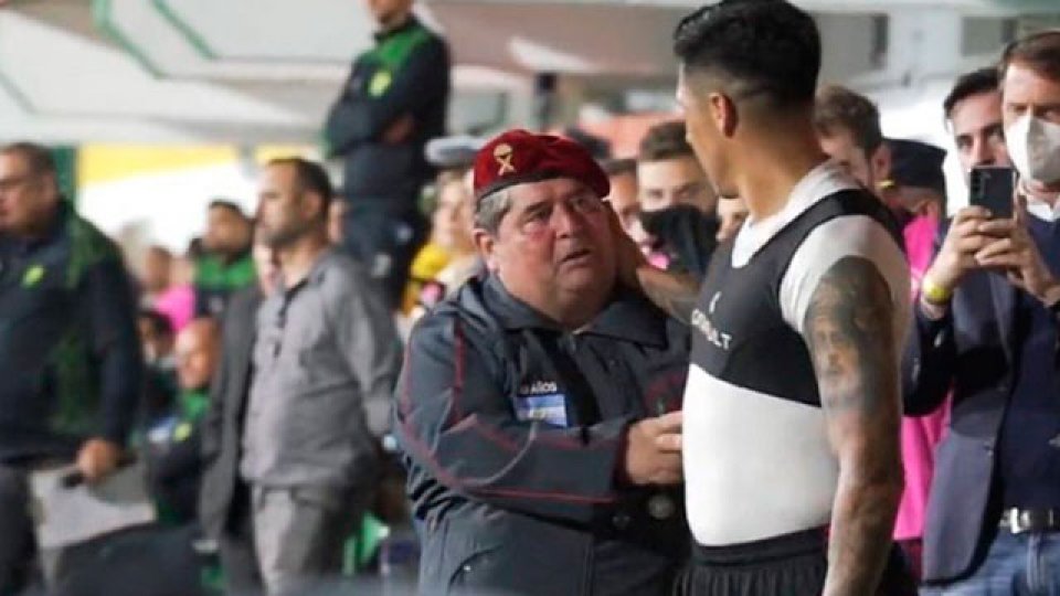 El emocionante gesto de Enzo Pérez con un ex-combatiente de Malvinas.