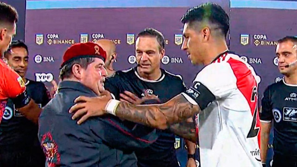 El emocionante gesto de Enzo Pérez con un ex-combatiente de Malvinas.