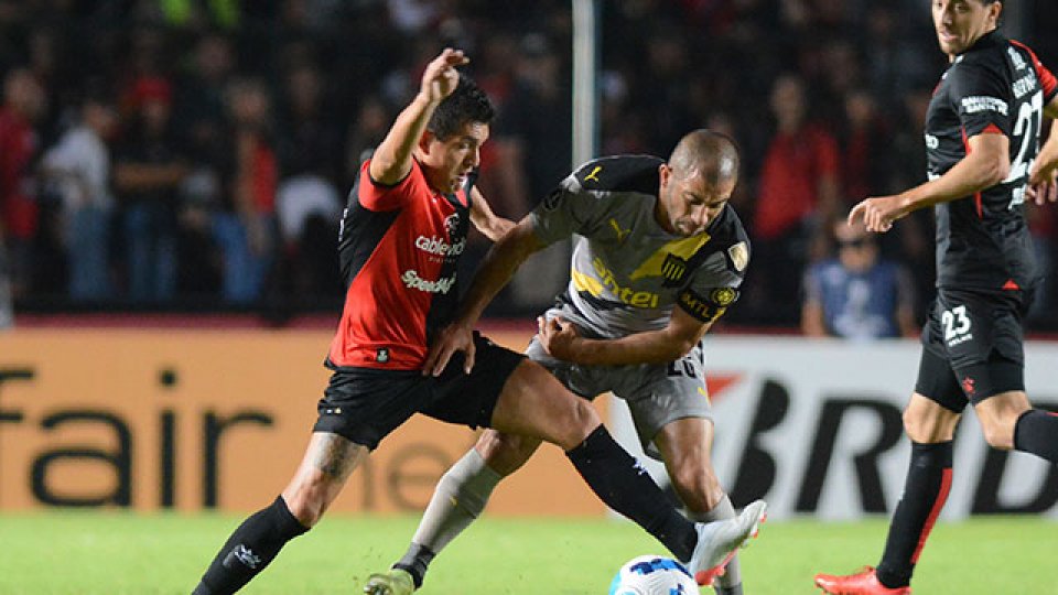 Colón debutó en la Copa Libertadores con una agónica victoria ante Peñarol.
