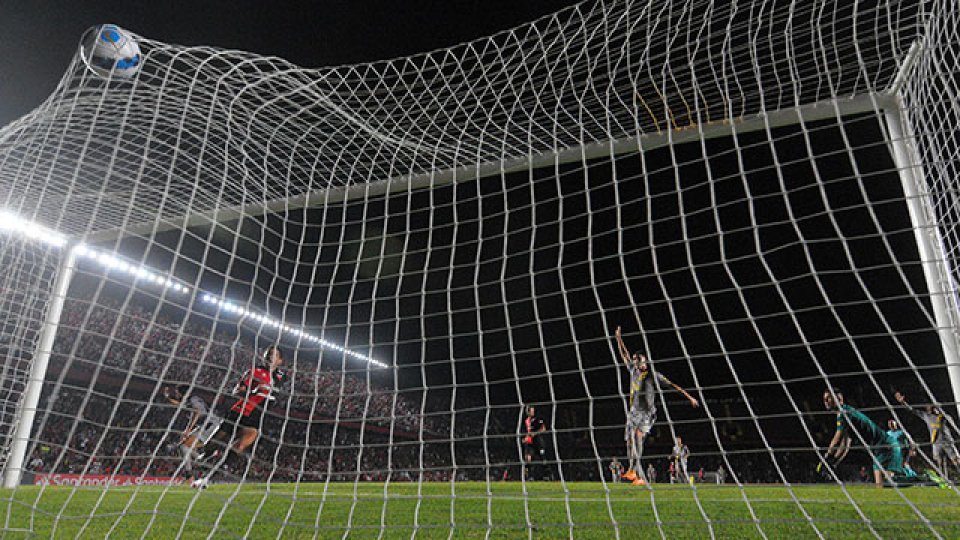 Colón debutó en la Copa Libertadores con una agónica victoria ante Peñarol.