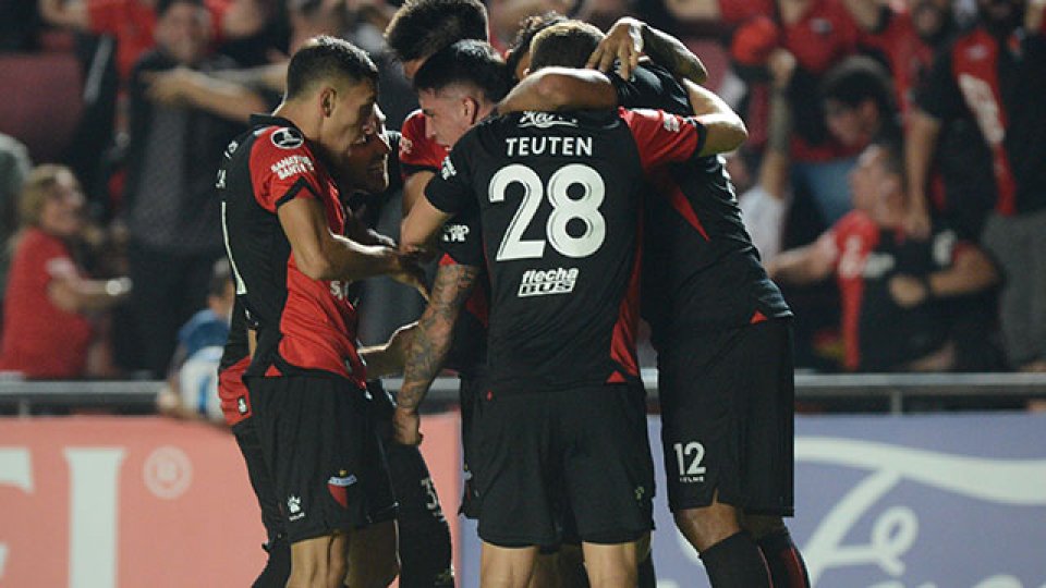 Colón debutó en la Copa Libertadores con una agónica victoria ante Peñarol.