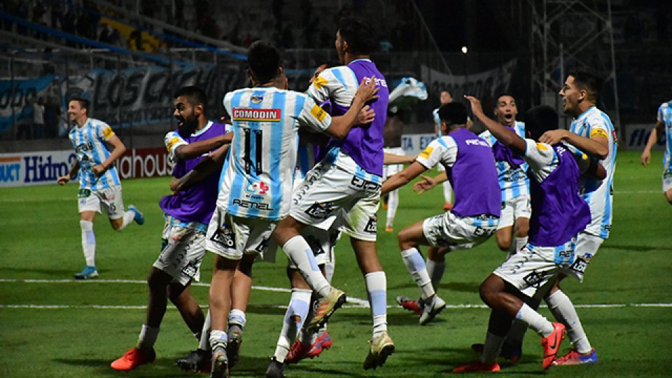 Gimnasia de Jujuy le ganó por penales a Central Córdoba de Santiago.