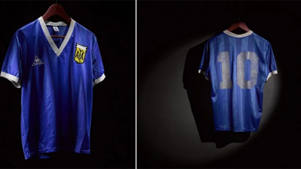 Subastan la camiseta que Diego Maradona usó contra Inglaterra.