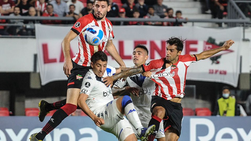 Estudiantes goleó a Vélez en el cruce argentino de Copa Libertadores.