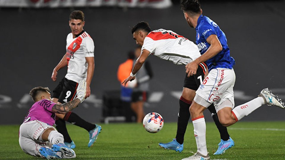 En un partido vibrante, River Plate goleó 4-2 a Argentinos Juniors.
