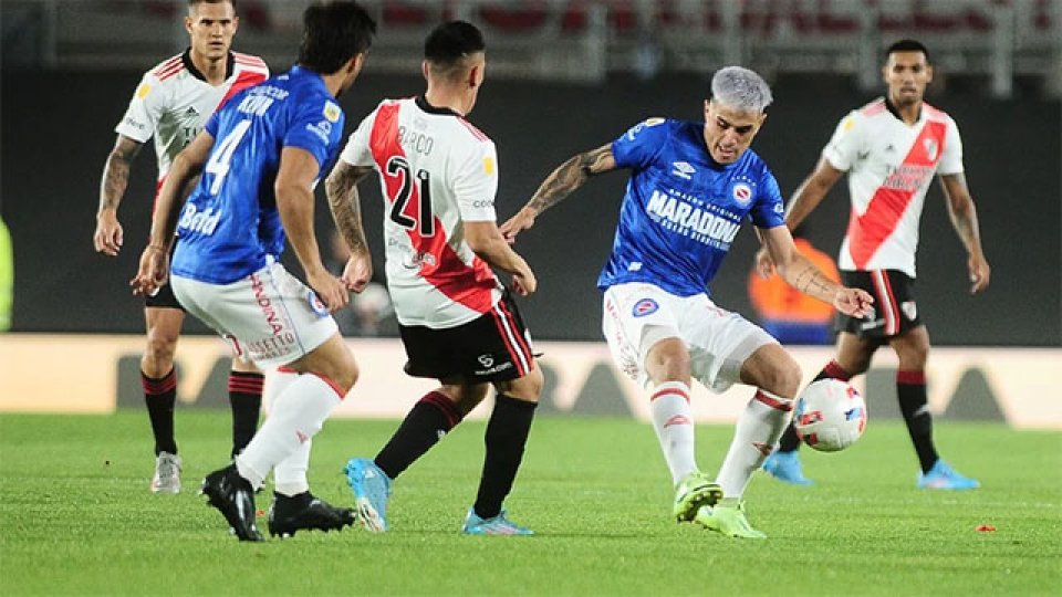 En un partido vibrante, River Plate goleó 4-2 a Argentinos Juniors.