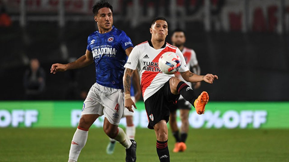 En un partido vibrante, River Plate goleó 4-2 a Argentinos Juniors.